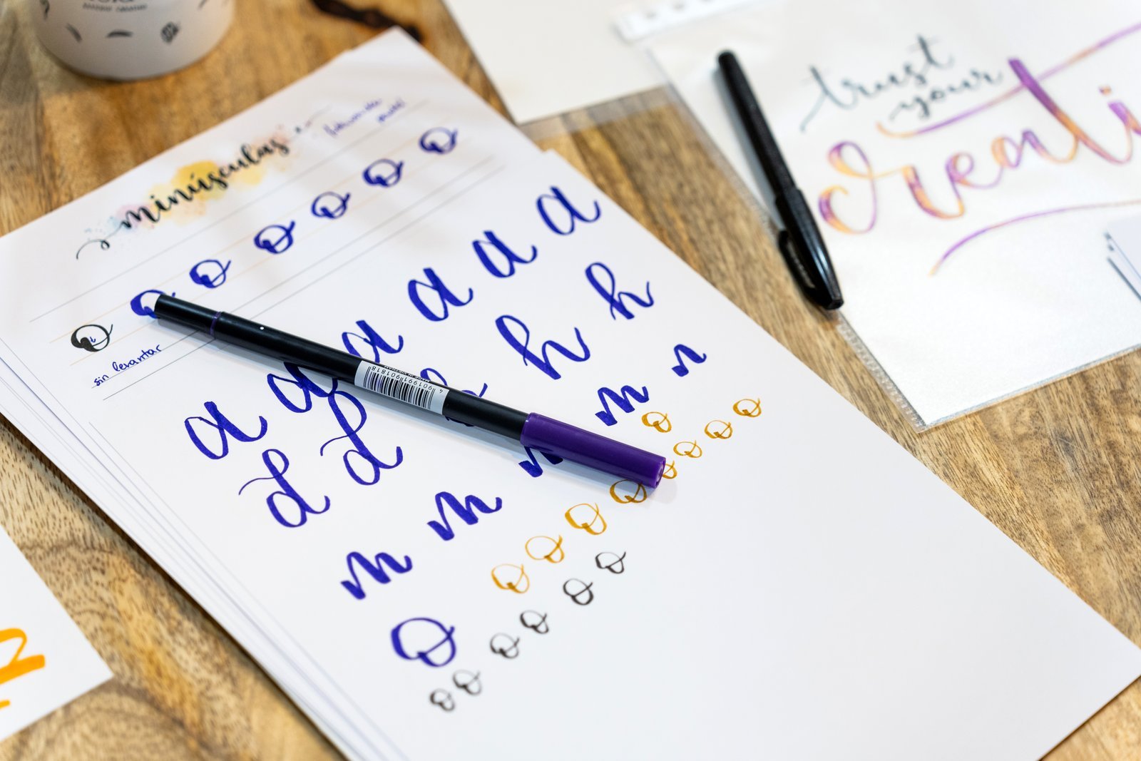Handlettering Übungsblatt gratis: Nahaufnahme eines Alphabet-Arbeitsblatts mit Hilfslinien